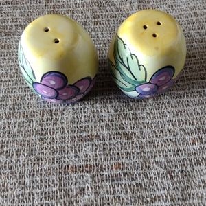 BRAND NEW!!! VINTAGE GRAPES  SALT AND PEPPER SHAKERS.